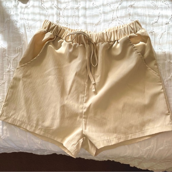 Cream/tan shorts - Picture 2 of 2